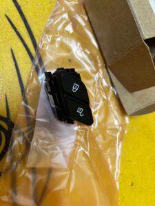 PRZEŁĄCZNIK CENTRALNEGO ZAMKA PRZÓD PRAWY BMW X1 F48 X2 F39 NOWY OEM