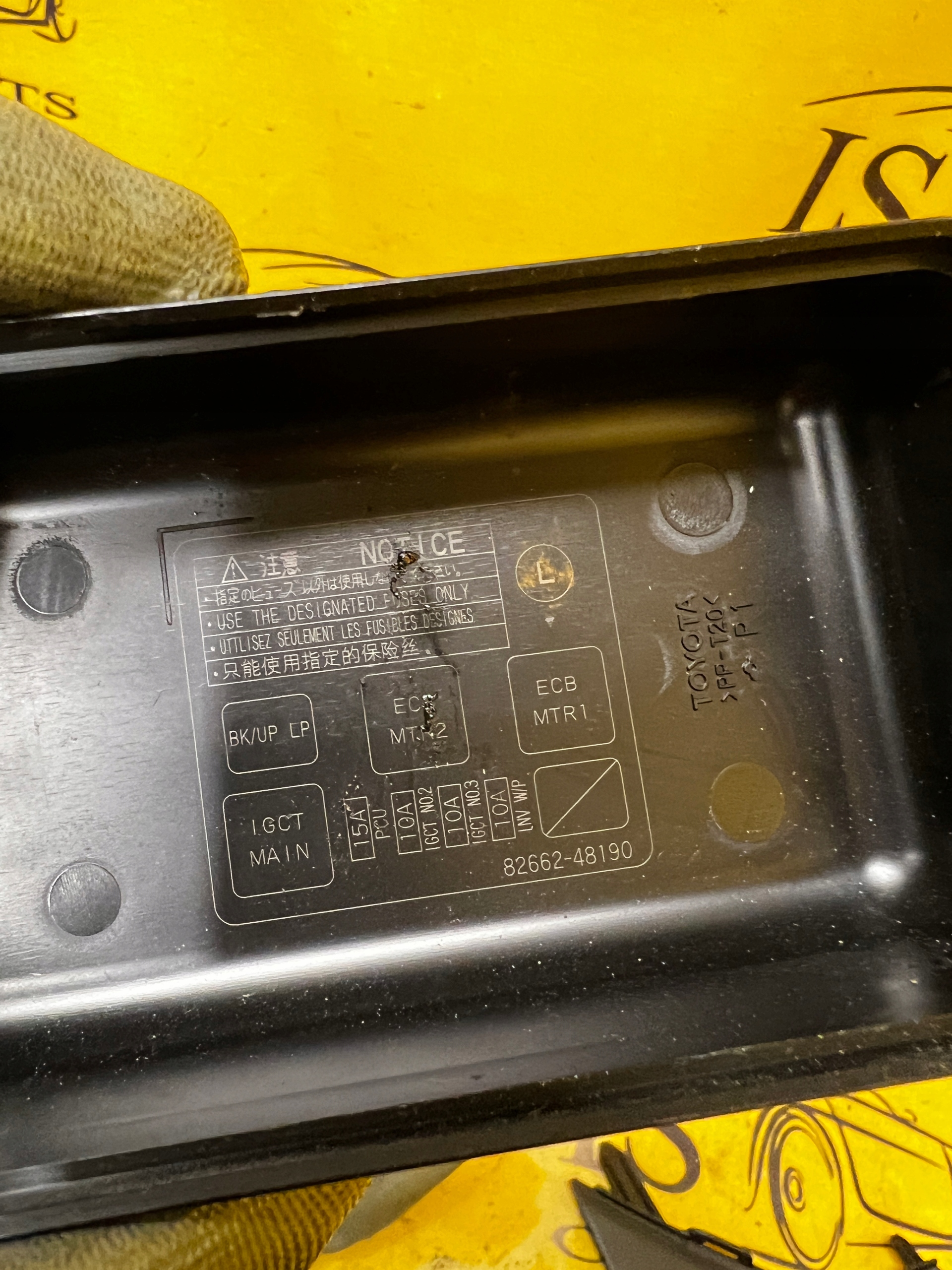 OSŁONA PLASTIK ZAŚLEPKA PRZEKAŹNIKA BEZPIECZNIKA LEXUS RX 450H III 3 AL10