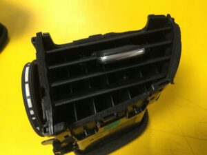 KRATKA NAWIEWU PASAŻERA DESKI INFINITI Q30 EUROPA