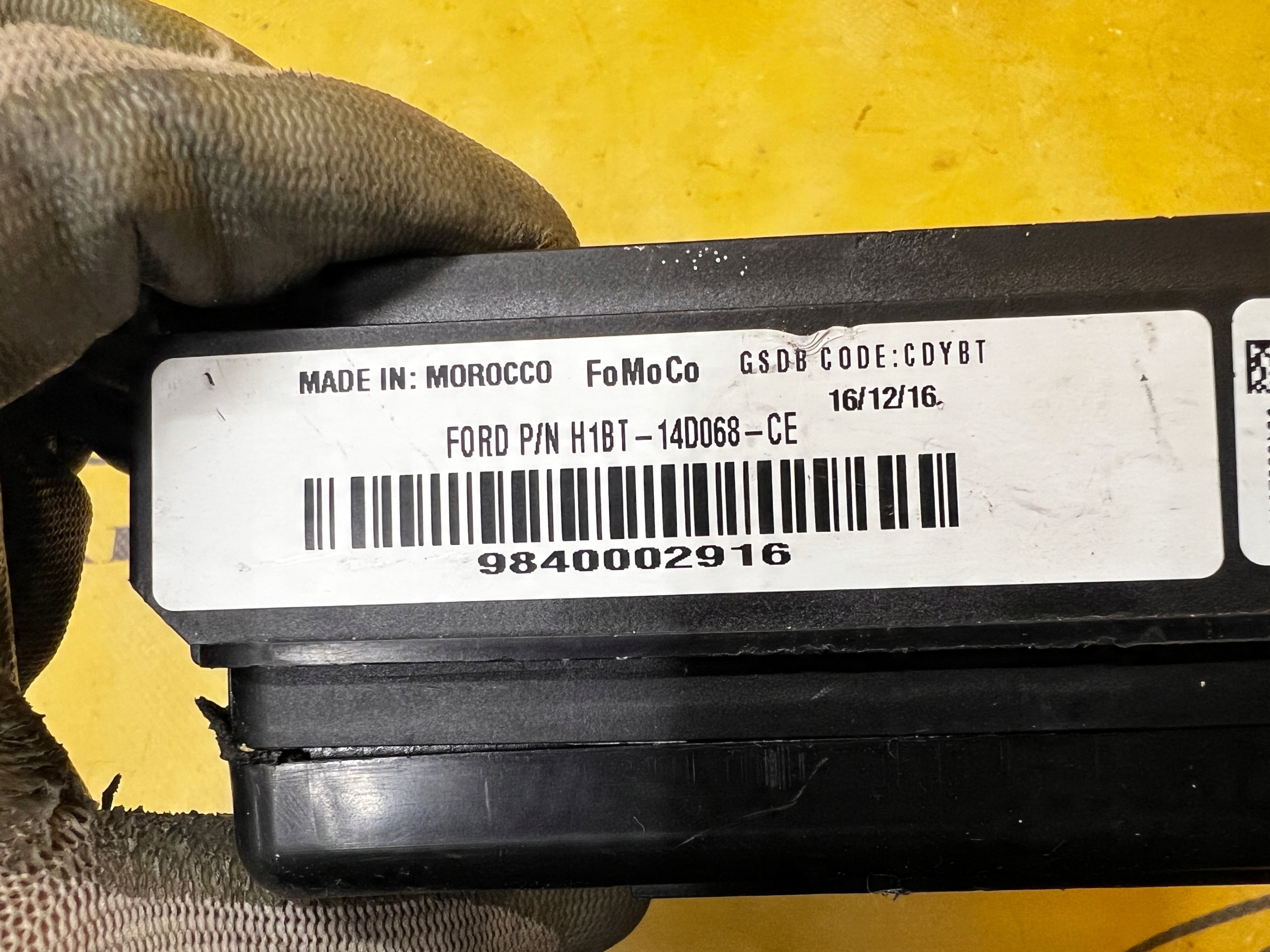 SKRZYNKA BEZPIECZNIKÓW FORD FIESTA MK8