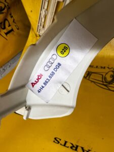 OSŁONA PROWADNICY ROLETY BAGAŻNIKA PRAWA AUDI A8 D4 LONG