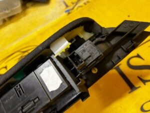 PODŁOKIETNIK PANEL PRZEŁĄCZNIK SZYBY DRZWI TYŁ LEWY VW TOUAREG 7P