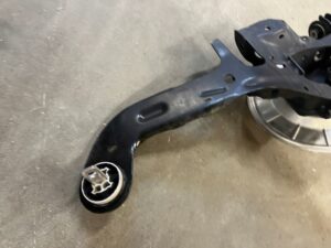 ZWROTNICA PIASTA WAHACZ TYŁ LEWY FORD ESCAPE MK4 FWD 2WD 1.5 ECOBOOST