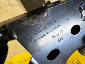 UCHWYT MOCOWANIE OPARCIA FOTELA KANAPY TYŁ ŚRODKOWY LEWY PORSCHE MACAN 95B