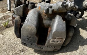 NOGA ZWROTNICA AMORTYZATOR PRZÓD LEWY PEUGEOT 3008 II 5008 II 1.5 BLUE HDI