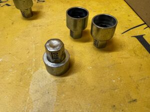 NASADKA ADAPTER ŚRUBY ZABEZPIECZAJĄCEJ KOŁA BMW KOD 059 NOWY OEM