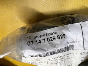 4 X ŚRUBA USZTYWNIENIE NADWOZIA BMW 5 F10 X5 E70 F15 X6 E71 F16 NOWA OEM