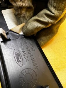 KRATKA NAWIEWU RAMKA PANEL DESKI KONSOLI PRAWA PRAWY FORD MUSTANG VI USA