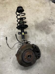 NOGA AMORTYZATOR ZWROTNICA PRZÓD PRAWY DACIA JOGGER 2022R 1.0 TCE