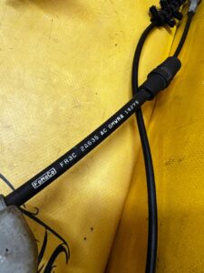 KOMPLET LINKA CIĘGNO OTWARCIA MASKI HAMULCA RĘCZNEGO PRAWA FORD MUSTANG VI