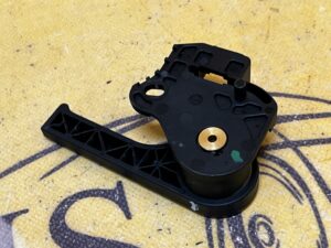 RĄCZKA UCHWYT DO OTWIERANIA MASKI JAGUAR XJ X351