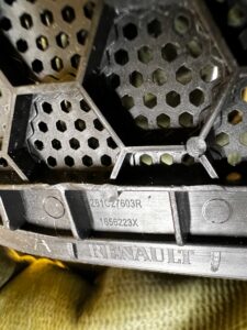 KRATKA ZAŚLEPKA MASKOWNICA GŁOŚNIKA DESKI LEWA RENAULT MEGANE IV