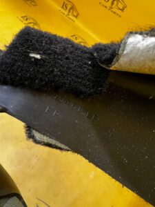 OSŁONA WYGŁUSZENIE DOLNA KONSOLI DESKI PRAWA CHEVROLET CORVETTE C5 97-04