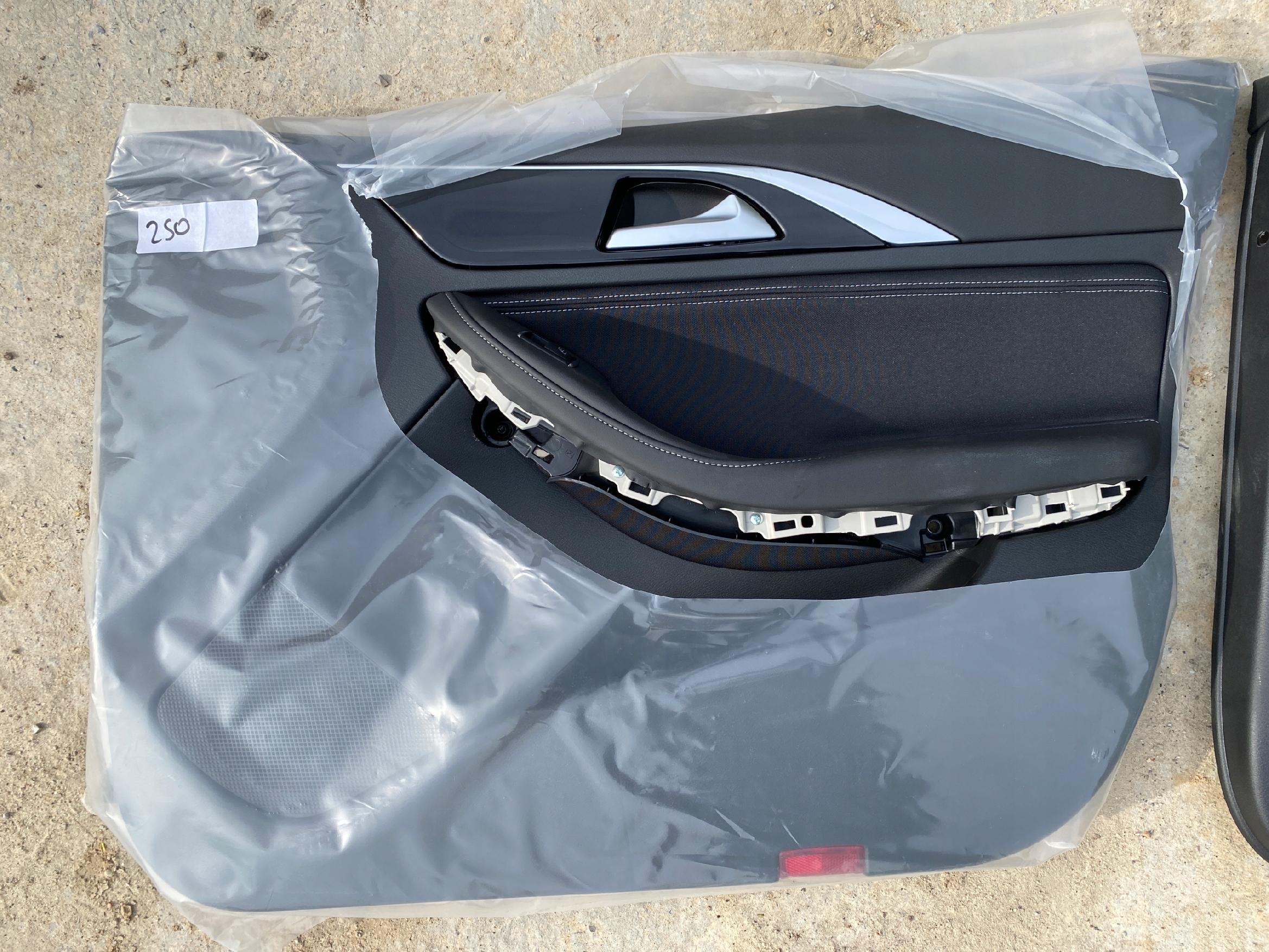 TAPICERKA BOCZEK DRZWI PRAWY PRZÓD INFINITI Q30 EU