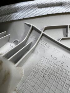 POSZYCIE OSŁONA OBUDOWA SŁUPKA PRZÓD A LEWY ALARM PEUGEOT 508 I