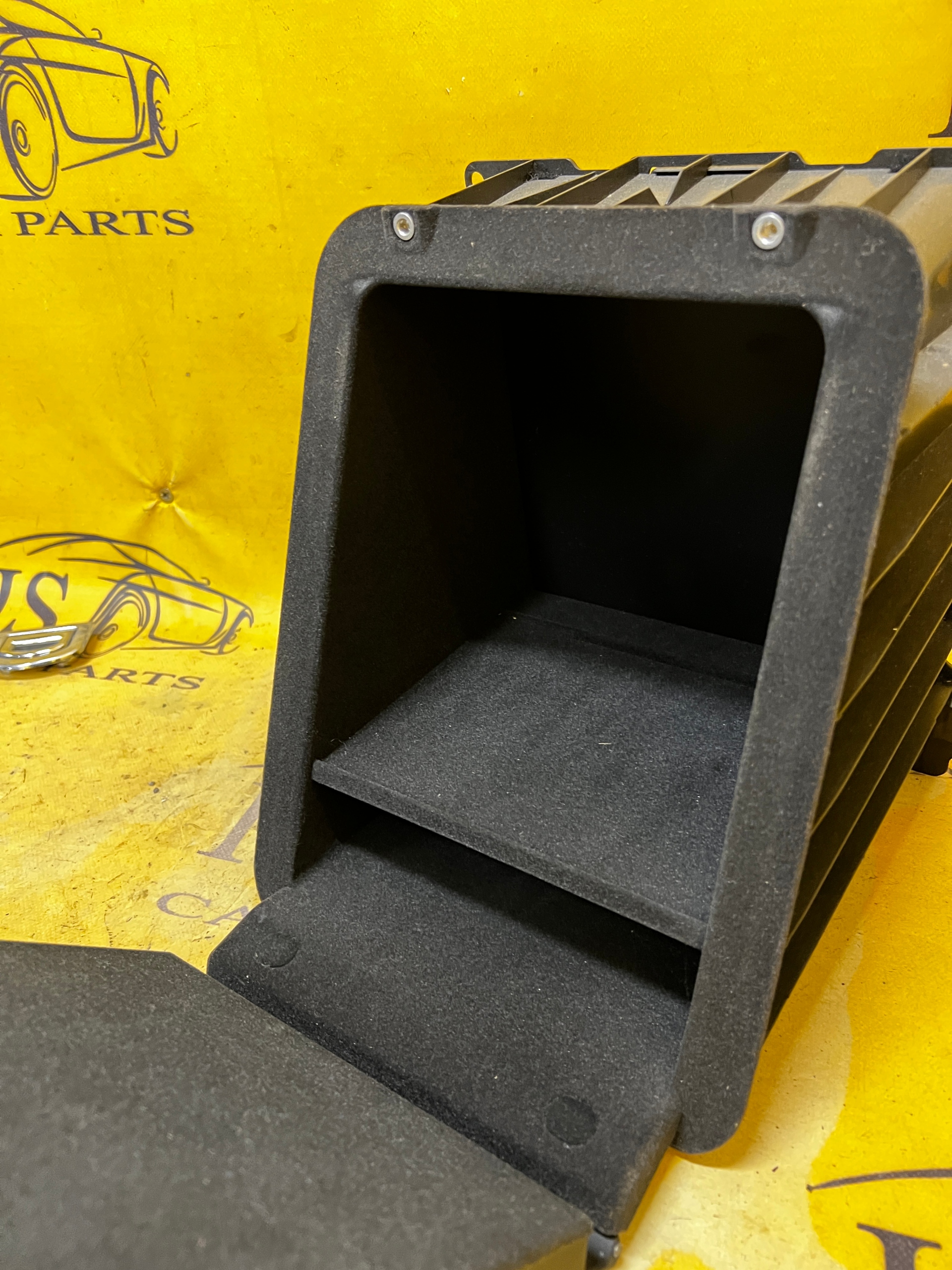 SCHOWEK SKRYTKA NA APTECZKĘ AUDI A8 D4