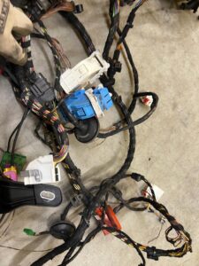 WIĄZKA INSTALACJA OKABLOWANIE SKRZYNKA BEZPIECZNIKÓW MERCEDES C-KLASA W206