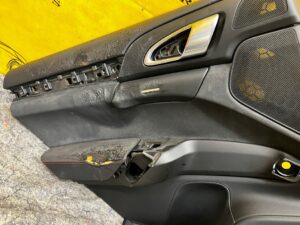 BOCZEK TAPICERKA DRZWI TYŁ LEWY PORSCHE CAYENNE 7P5 LIFT BOSE