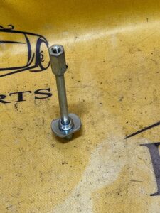 ŚRUBA MOCOWANIE KOŁA ZAPASOWEGO JAGUAR XJ X351