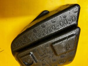 OGRANICZNIK PROWADNICY DRUGIEGO RZĘDU SIEDZEŃ LEWY TESLA MODEL 3 PRZEDLIFT