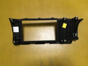 OSŁONA RAMKA EKRANU NAWIGACJI DESKI INFINITI Q30