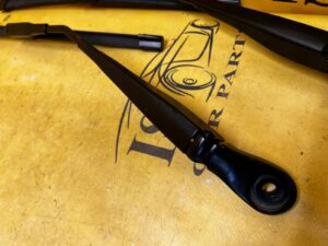 KOMPLET RAMIONA WYCIERACZKI PRZÓD FORD BRONCO 21-