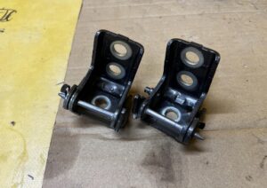 KOMPLET ZAWIASY DRZWI TYŁ LEWY PEUGEOT 2008 II EVL