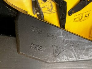 ŚLIZG MOCOWANIE UCHWYT LAMPY REFLEKTORA PRZÓD PRAWY PORSCHE MACAN 95B