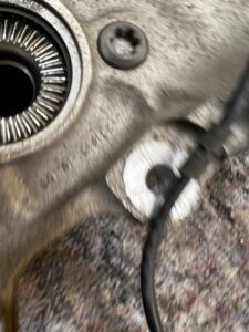 ZWROTNICA PIASTA TYŁ LEWY BMW M5 F90 4.4 V8