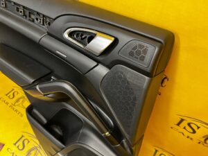BOCZEK TAPICERKA DRZWI LEWY TYŁ PORSCHE CAYENNE 7P5 LIFT