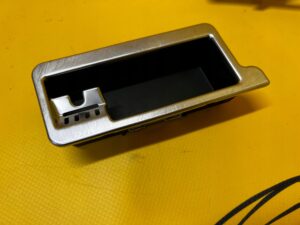 SCHOWEK ZAPALNICZKA POPIELNICZKA AUDI Q7 SQ7 4M0