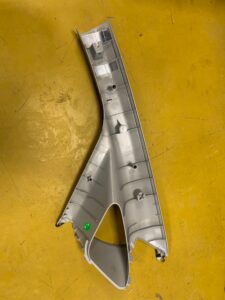 OSŁONA POSZYCIE SLUPKA A PRAWE PRZÓD NISSAN NV200