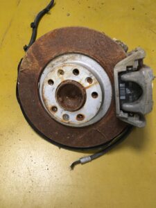 ZWROTNICA PIASTA TARCZA ZACISK TYŁ PEUGEOT 3008 II