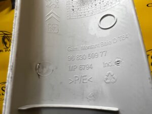 OSŁONA POSZYCIE SŁUPKA A PRZÓD PRAWE PRAWY PEUGEOT 5008 I 3008 I