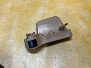 UCHWYT RĄCZKA MASKI POKRYWY SILNIKA PORSCHE MACAN 95B