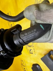 KOMPLET DODATKOWA POMPA PRZEWÓD RURA WĄŻ WODY MERCEDES GL X166 4.7 V8