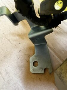 ZACISK HAMULCOWY PRZÓD LEWY LAND ROVER DEFENDER II L663