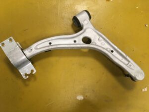 LEWY PRZEDNI WAHACZ TULEJE SWORZEŃ INFINITI Q30