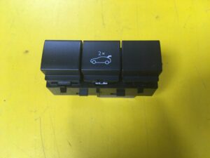 PRZYCISK OTWIERANIA TYLNEJ KLAPY PEUGEOT 3008 II