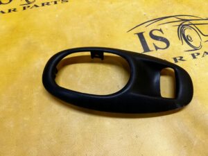 RAMKA OSŁONA KLAMKI WEWNĘTRZNEJ LEWA CHEVROLET CORVETTE C5 97-04