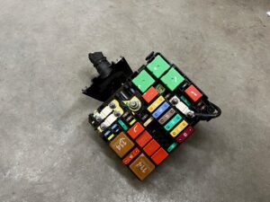 SKRZYNKA BEZPIECZNIKÓW PRZEKAŹNIKÓW MODUŁ BSM PEUGEOT 2008 II 1.5 BLUE HDI