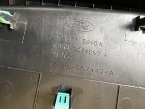 SCHOWEK UCHWYT NA KUBKI CUPHOLDER TYŁ FORD EXPLORER MK6