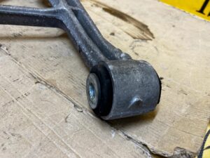 WAHACZ TYŁ TYLNY PRAWY DOLNY CHEVROLET CORVETTE C5 97-04