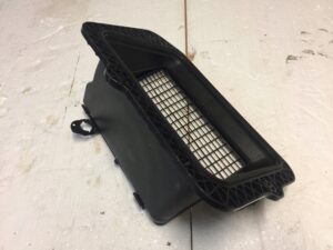 KRATKA WLOT POWIETRZA AUDI A4 8W1819904A