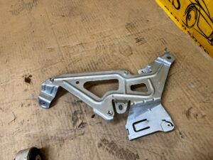 WSPORNIK MOCOWANIE UCHWYT STEROWNIKA ASYSTENTA PASA RUCHU MERCEDES GL X166