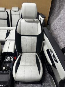 KOMPLET FOTELE WNĘTRZE KANAPA BOCZKI JASNA SKÓRA RANGE ROVER VELAR L560 EU