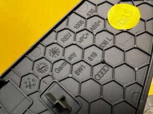 OSŁONA MASKOWNICA GŁOŚNIKA DESKI KONSOLI AUDI A4 B9