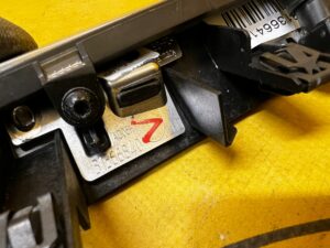 LISTWA DEKOR KONSOLI DESKI SZCZOTKOWANE ALUMINIUM LED LEWY VOLVO XC90 II