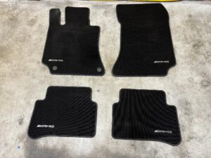 KOMPLET DYWANIKI WYCIERACZKI WELUROWE ORYGINALNE MERCEDES CLS W218 AMG