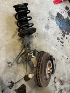 PRAWA ZWROTNICA MCPHERSON AMORTYZATOR NOGA RENAULT TALISMAN 1.5 DCI